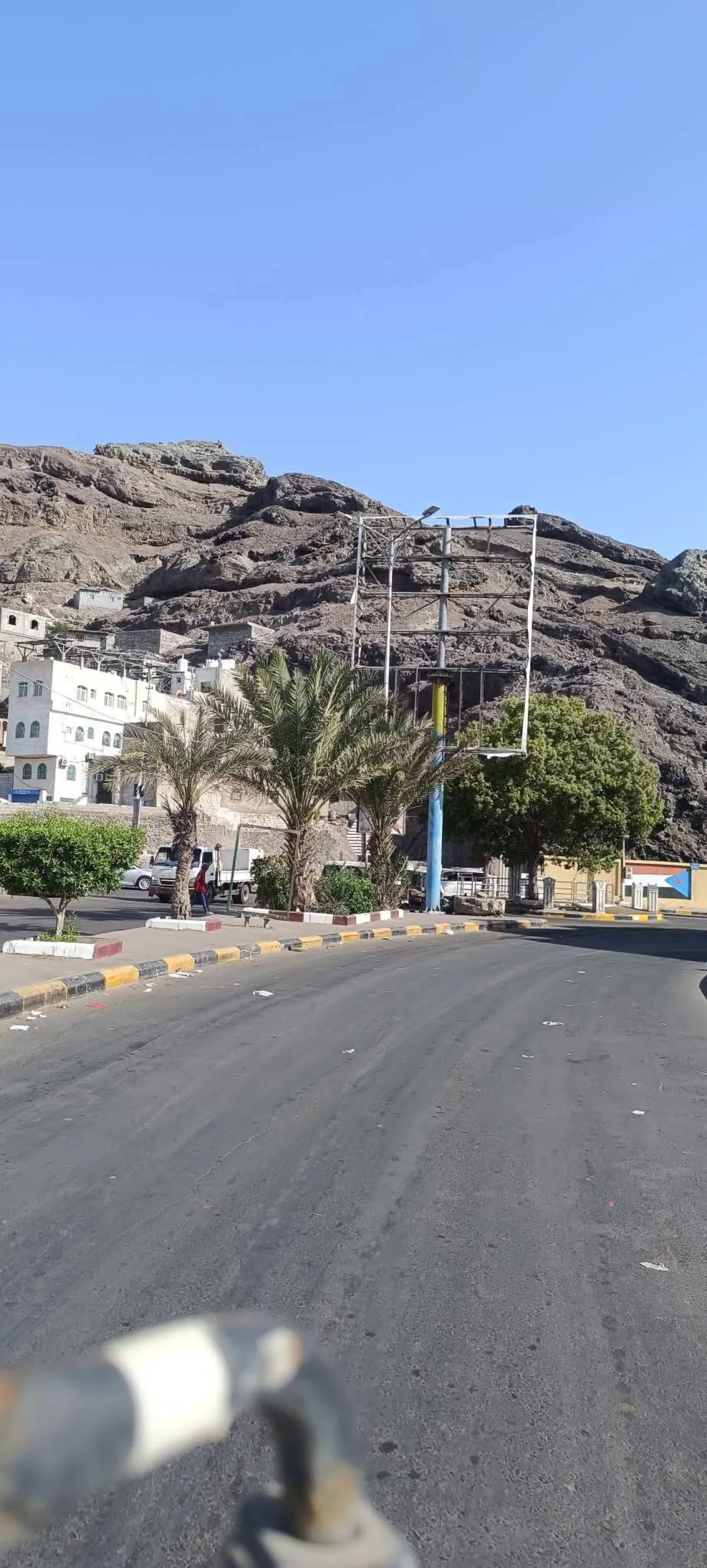 كيف بدت كريتر بعد إزالة صور عيدروس الزبيدي من الشوارع