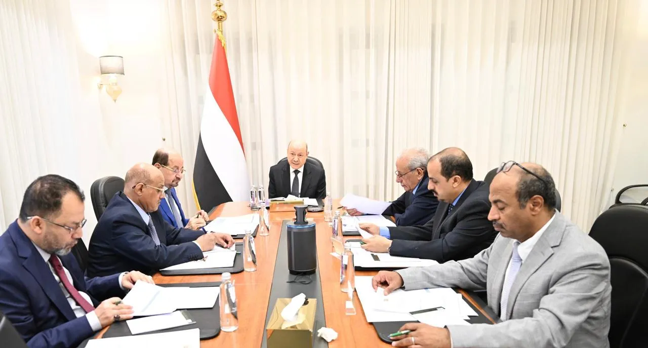 رئيس مجلس القيادة يرأس اجتماعا حكوميا مصغرا لدعم جهود التعافي وانتظام الرواتب وامدادات الخدمات