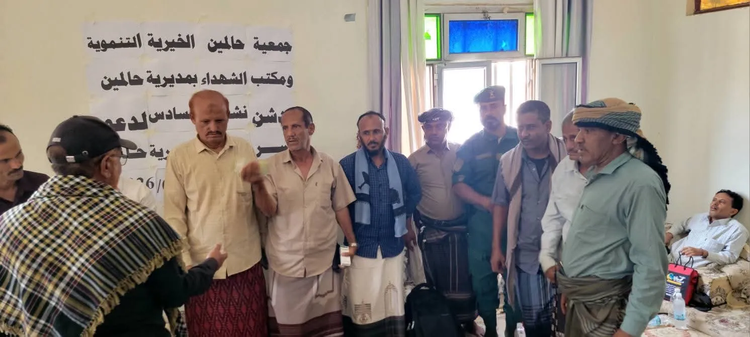 تدشين صرف مكرمة مالية لأسر الشهداء بمديرية حالمين