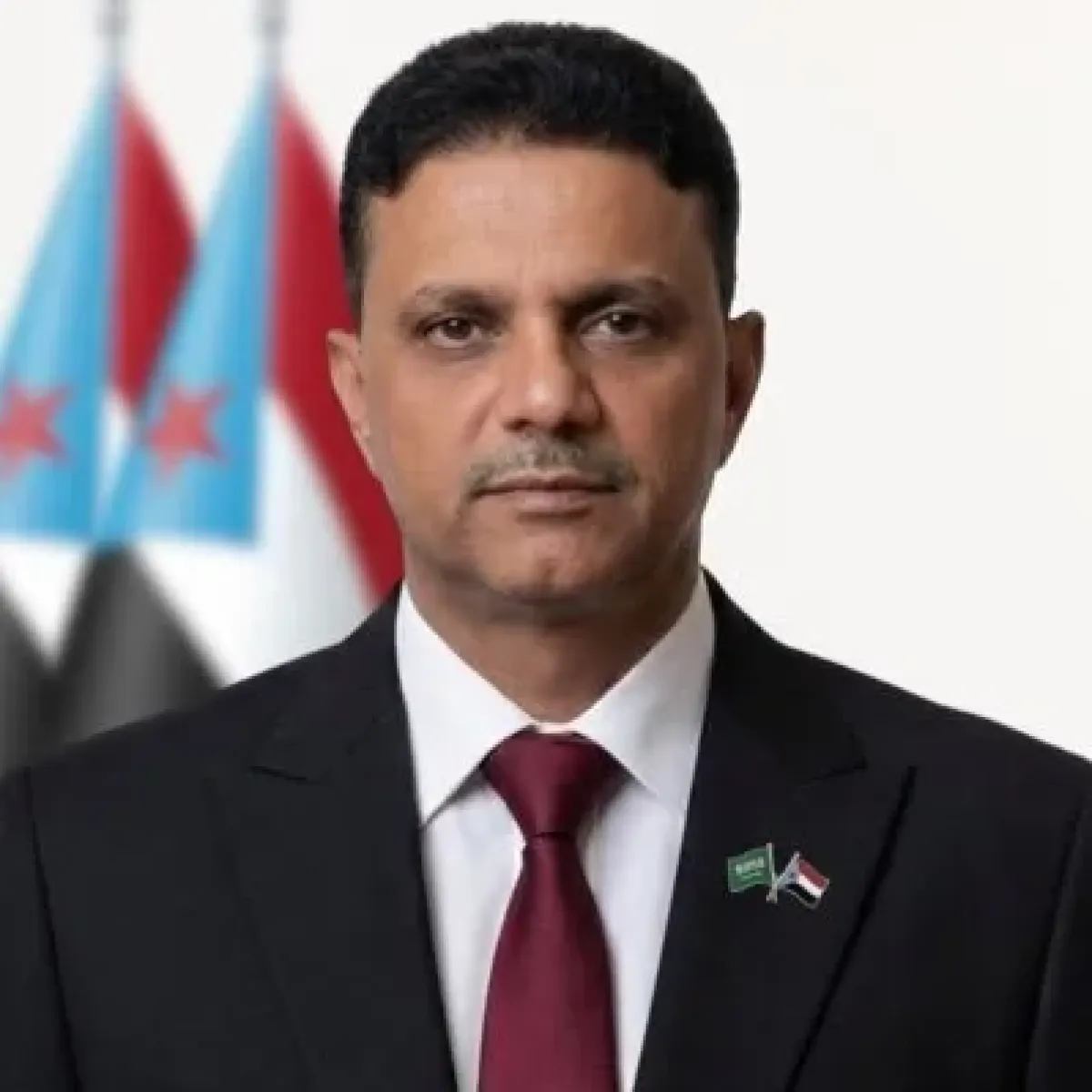 شهادة صادمة من داخل الانتقالي: باراس يكشف تحذيرات مبكرة للزبيدي قبل القصف السعودي وسقوط حضرموت
