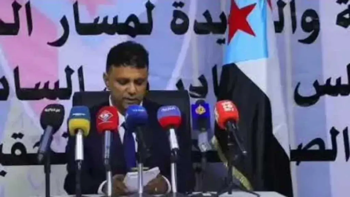 قيادي جنوبي يكشف اللحظات الأولى لـ انهيار الانتقالي وماذا أجابه عيدروس حين حذره من ضربة ميناء المكلا