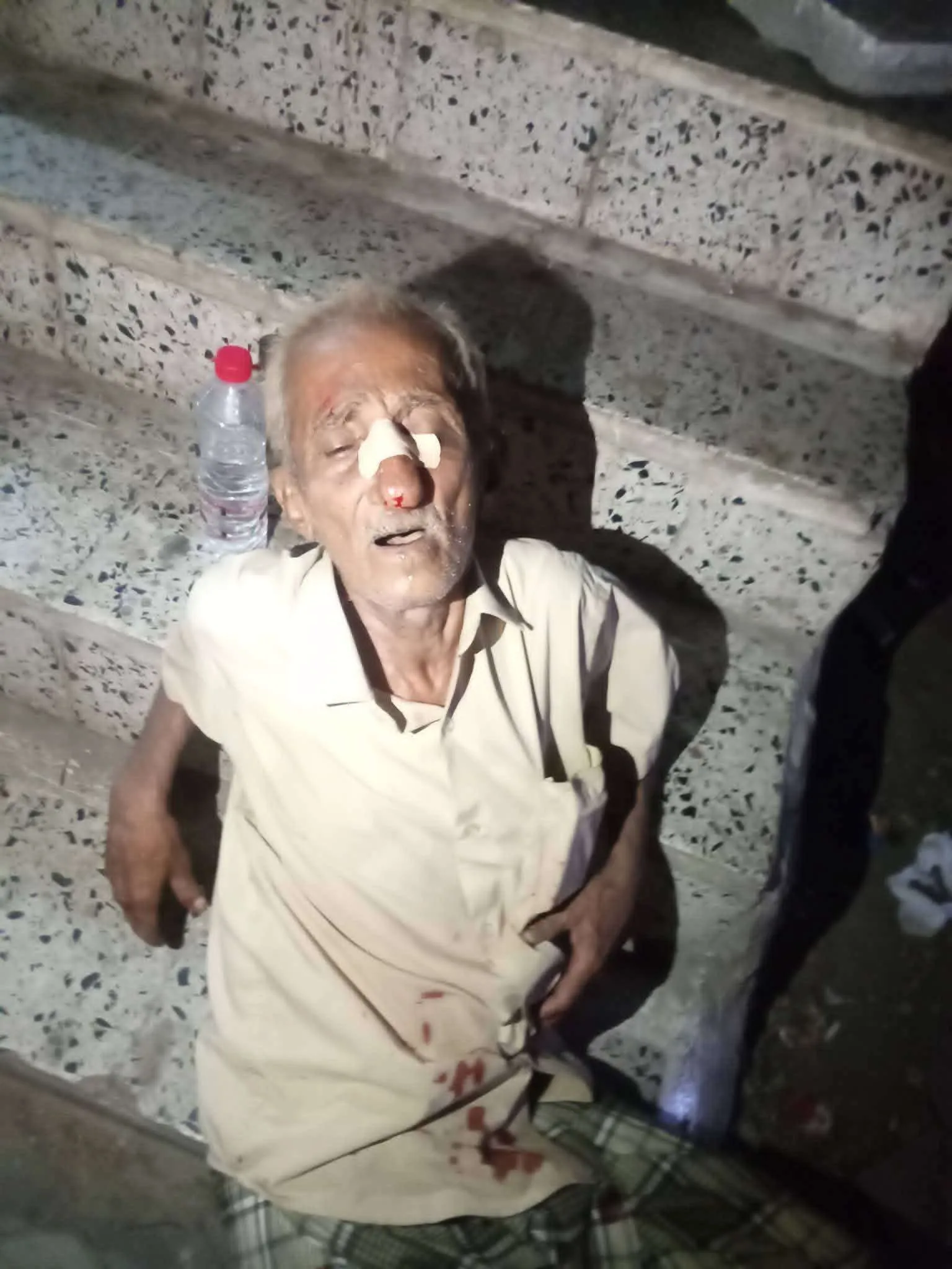 انهيار مواطن  في أحد شوارع عدن بسبب موجة الحر الشديد