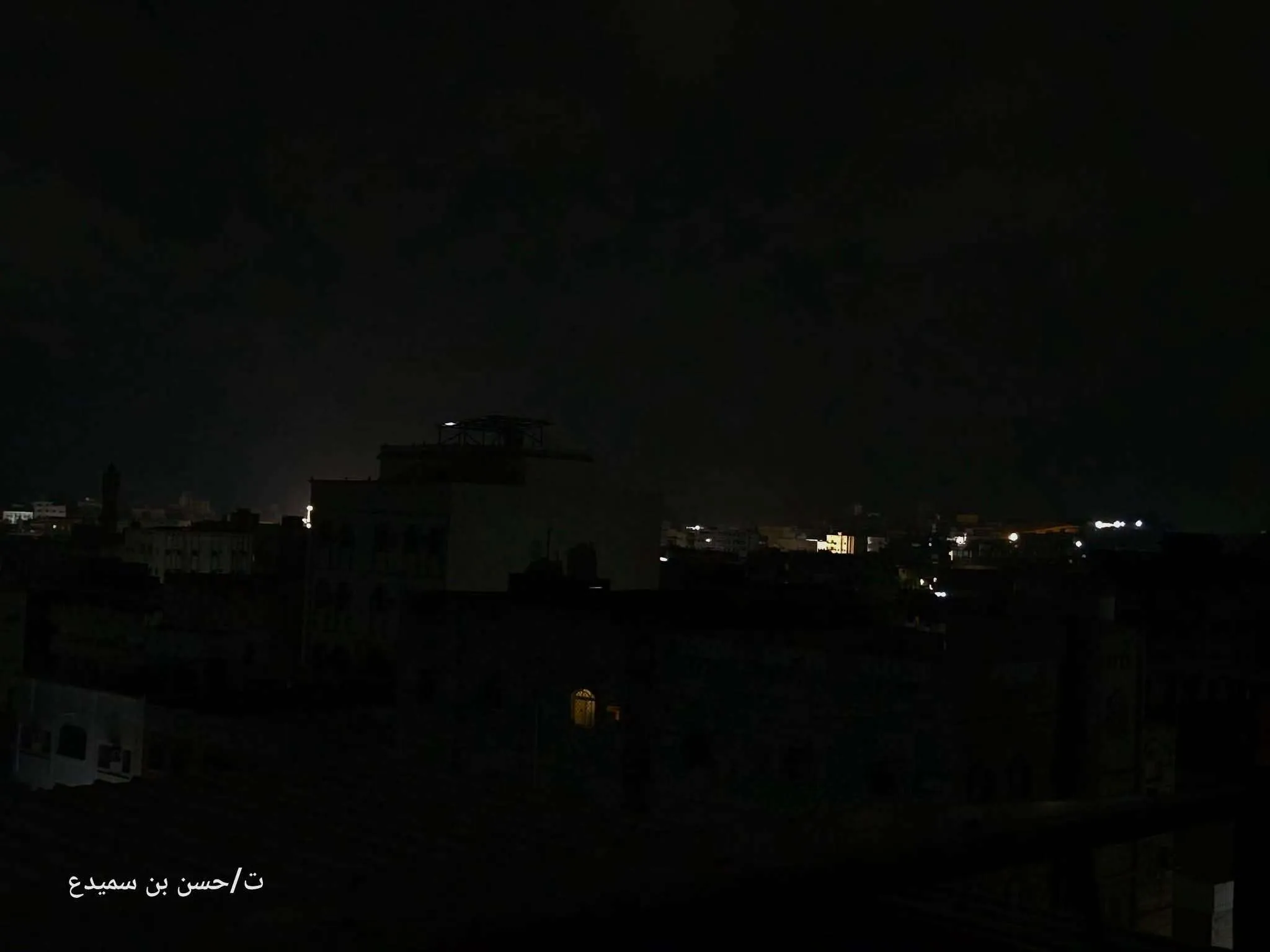 تصعيد جوي في حضرموت.. الدفاعات الأرضية تتصدى لمسيّرات مجهولة فوق مواقع عسكرية ومنشآت نفطية بالمكلا واللجنة الأمنية ترفع الجاهزية القصوى