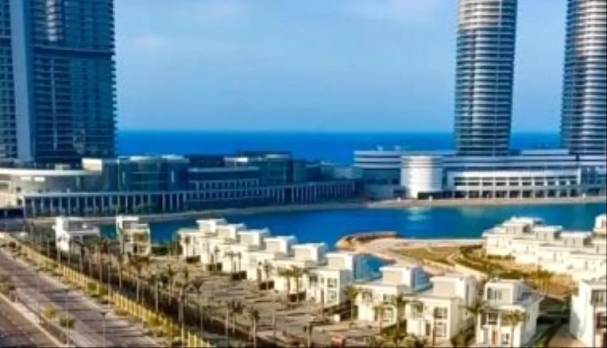 تقنيات مرورية متطورة تعزز سلامة المسافرين على طرق الساحل الشمالي والعلمين