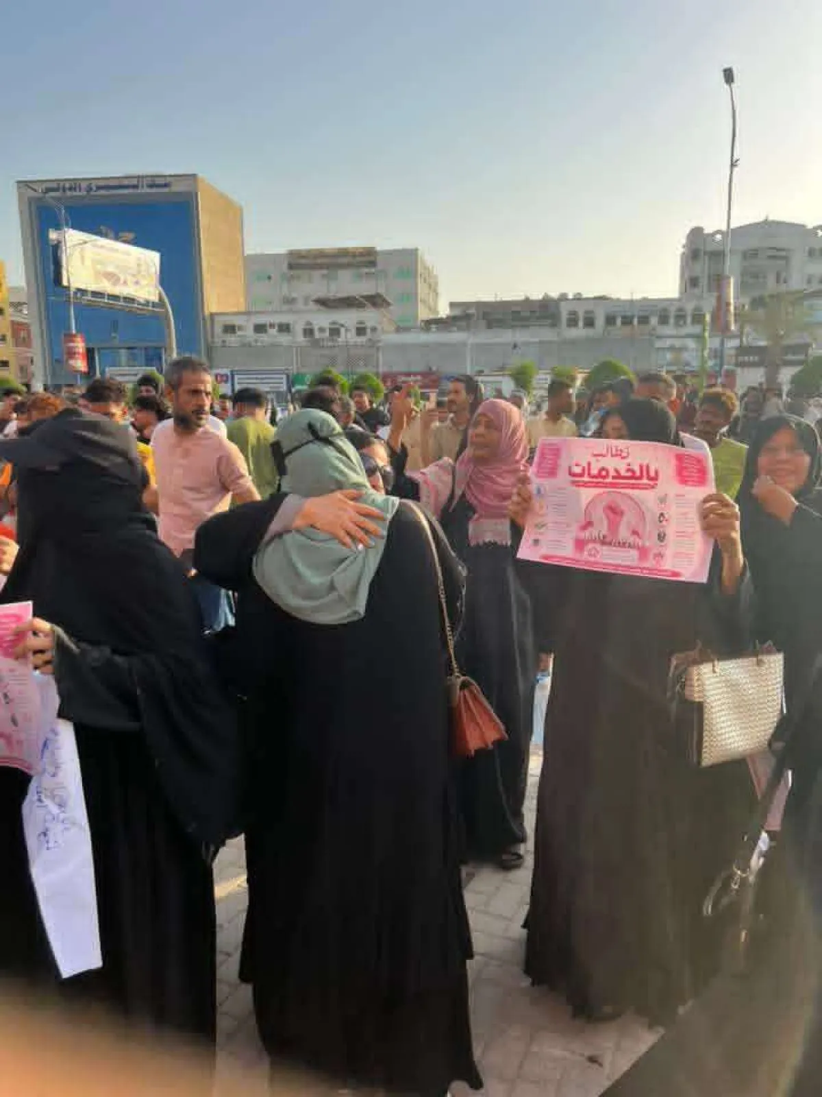 تظاهرة في ساحة العروض بعدن احتجاجاً على تردي الأوضاع