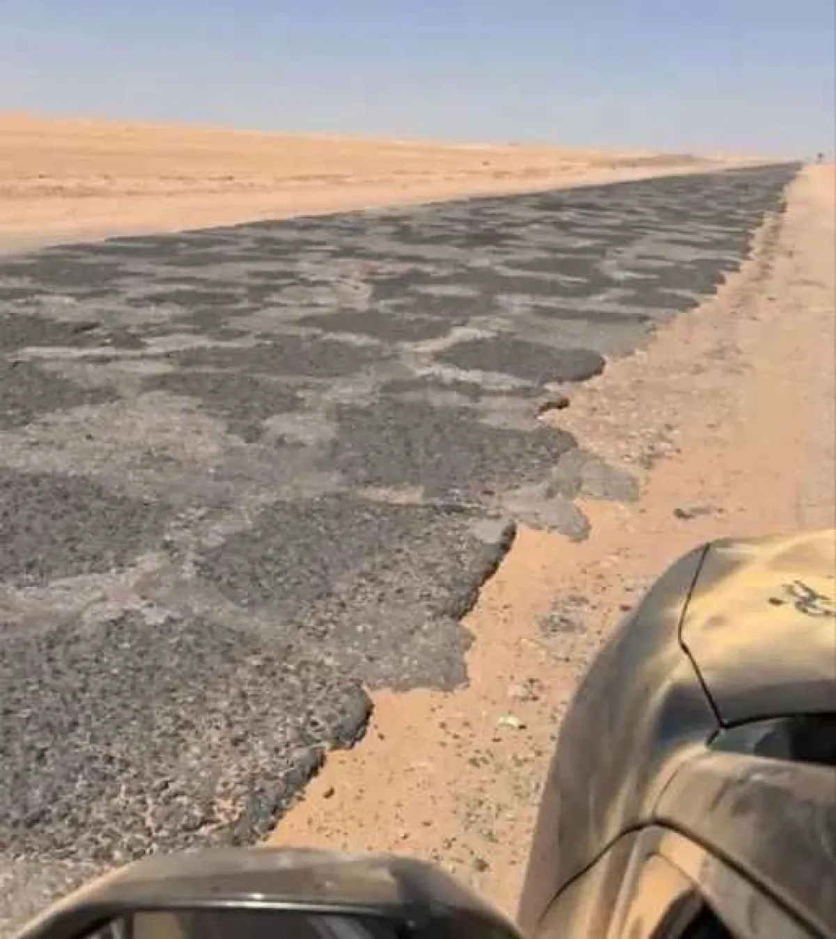 ”من يوقف المذبحة؟”.. حفر عميقة تبتلع السيارات على طريق العبر.. ومواطنون يواجهون الموت كل يوم!