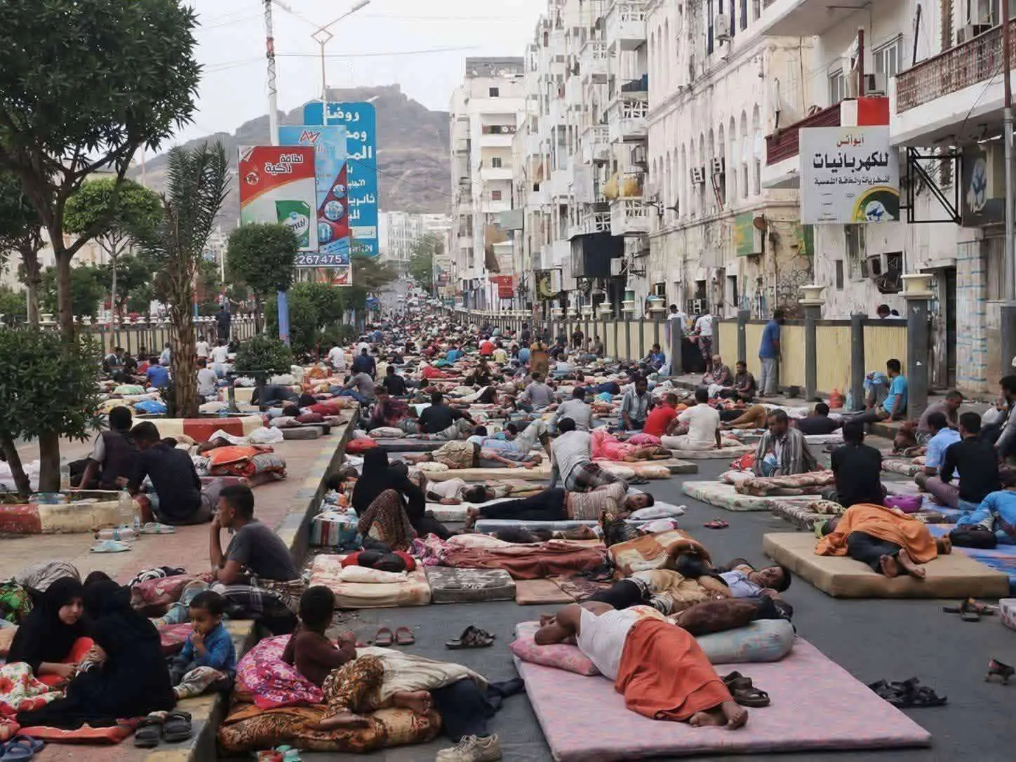أبناء عدن يفترشون الشوارع هربًا من الحر وانهيار الكهرباء(صورة)