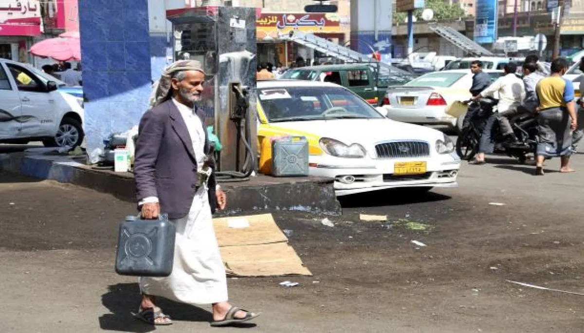 شركة النفط بصنعاء تقر رسميا ببيع "وقود مغشوش" وتعلن بدء التعويضات بعد ضغط شعبي
