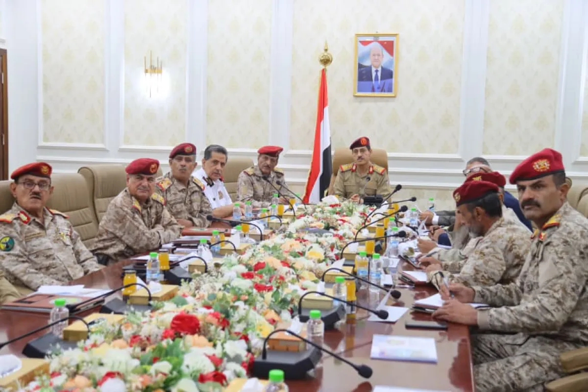عدن : وزير الدفاع يترأس اجتماعاً للمجلس الأعلى للأكاديمية العسكرية العليا 