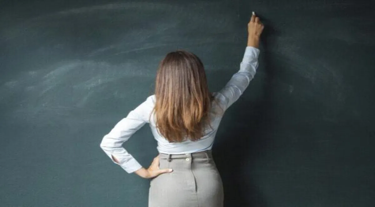 معلمة في قبضة الأمن بتهمة معاشرة أبنائها بالتبني!