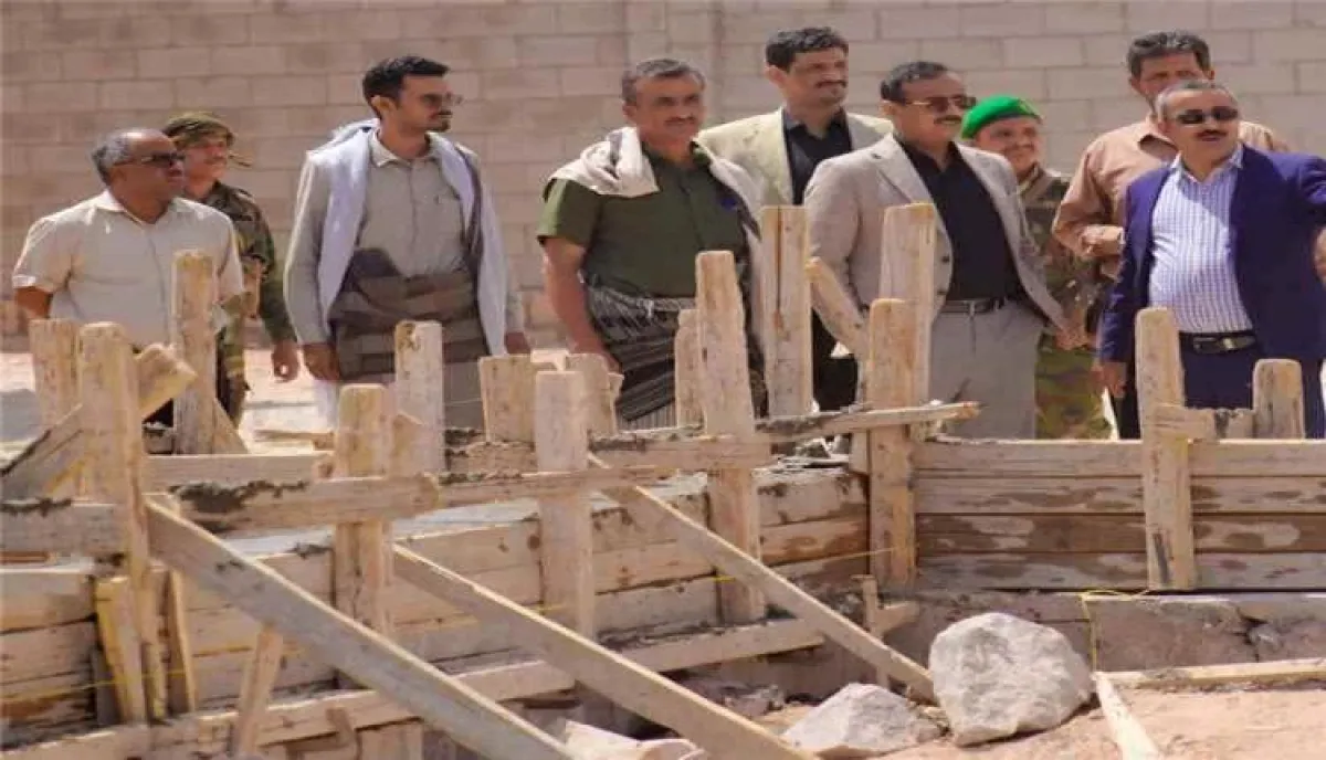 ابن الوزير يدشن بناء 3 قاعات بكلية المجتمع ويوقع عقد إنشاء جسر معلق في بيحان