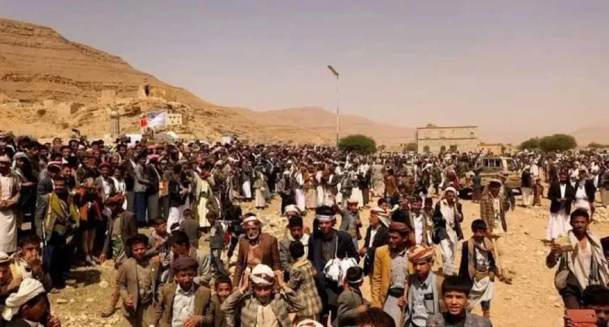 قبائل ريدة في عمران تقطع الطرق وتمنح مهلة للحوثيين للإفراج عن مختطفين