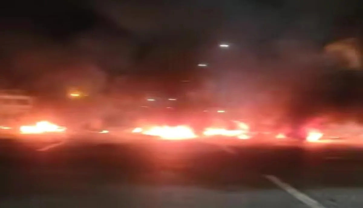 غضب شعبي في عدن وإحراق إطارات احتجاجاً على انقطاع الكهرباء