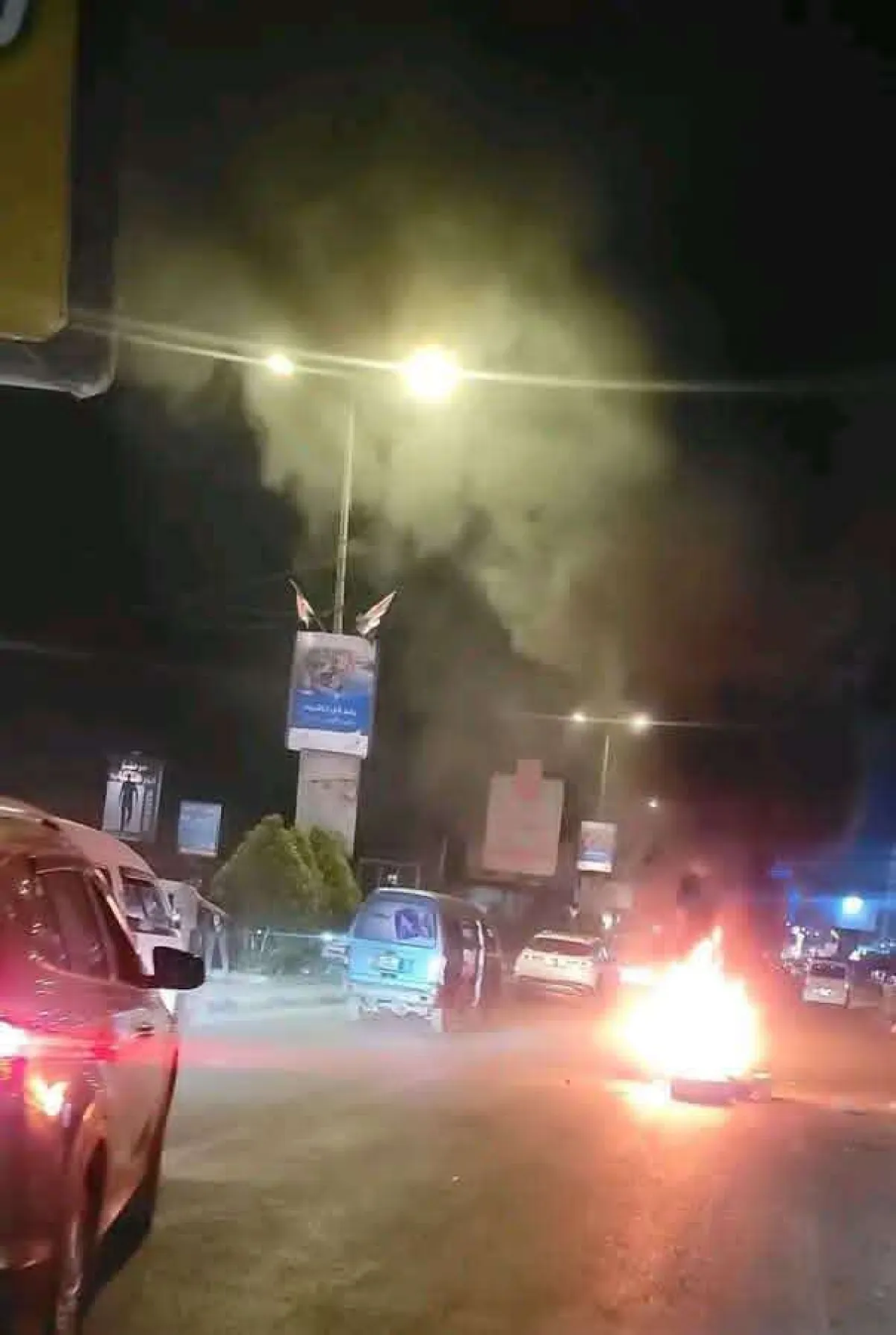 محتجون يشعلون الإطارات ويغلقون شوارع المنصورة