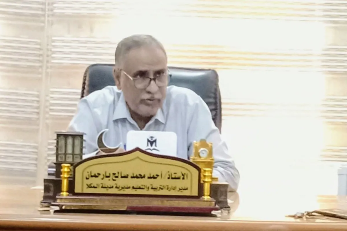 إشادة تربوية بحملة توزيع المياه الباردة على المراكز الامتحانية بمدينة المكلا