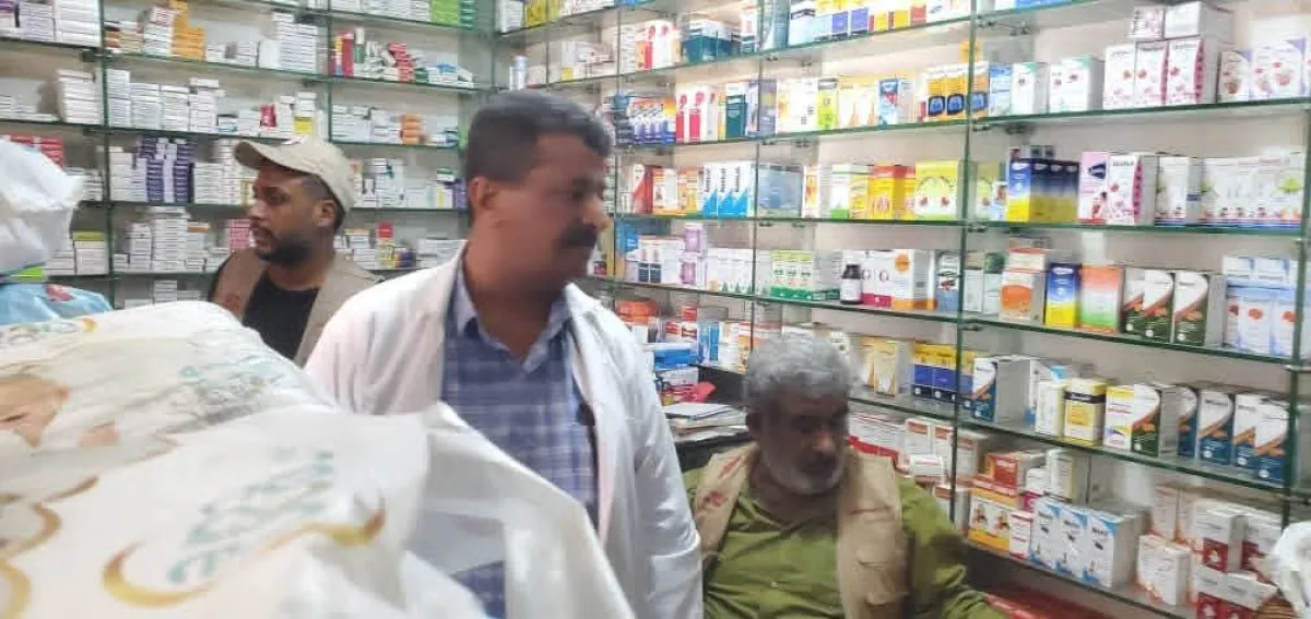 لجنة مشتركة تنفذ حملة رقابية على الصيدليات في التواهي وتغلق إحدى المنشآت المخالفة