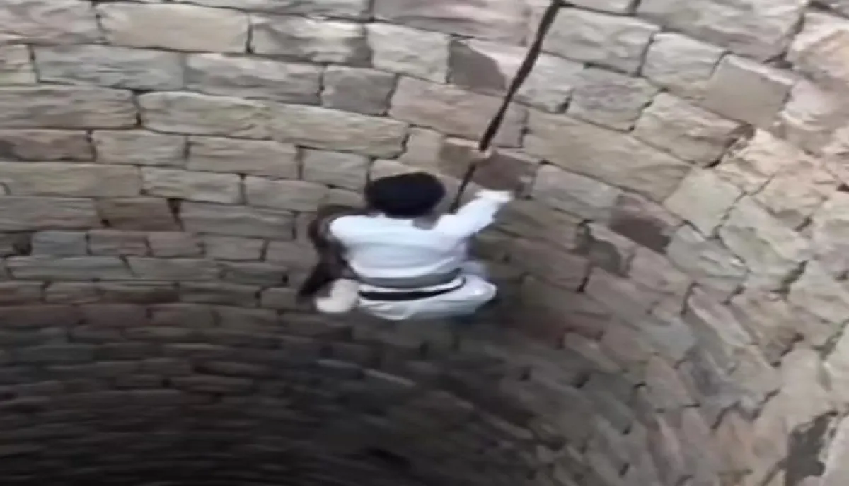 لغز اختطاف يهز تعز.. العثور على طفلة داخل بئر مهجورة بعد ساعات من اختفائها وإنقاذها بأعجوبة