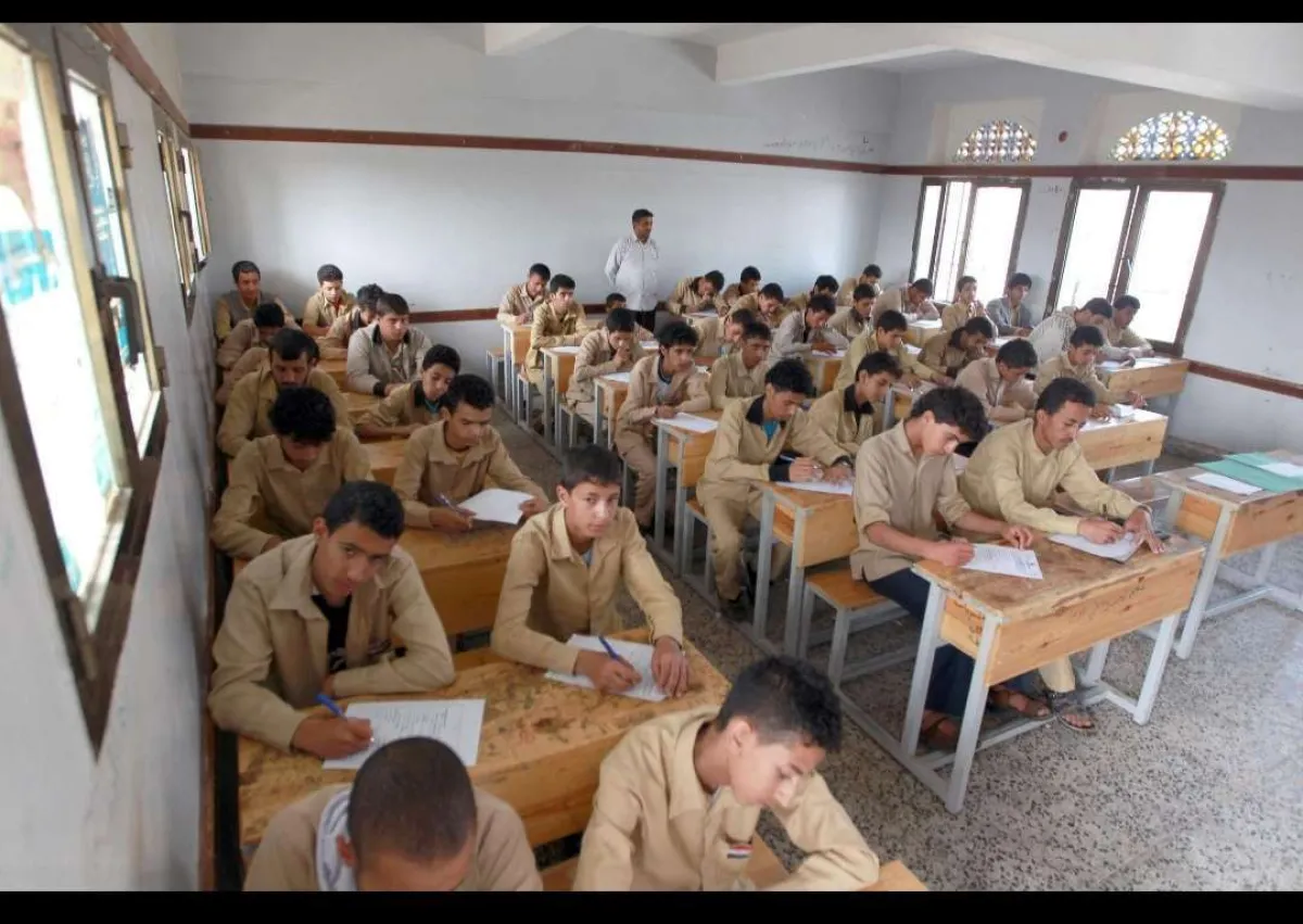 طلاب بعدن يشكون من الحرارة المرتفعة في أول أيام امتحانات الثانوية العامة: لم نتمكن من استكمال الإجابات
