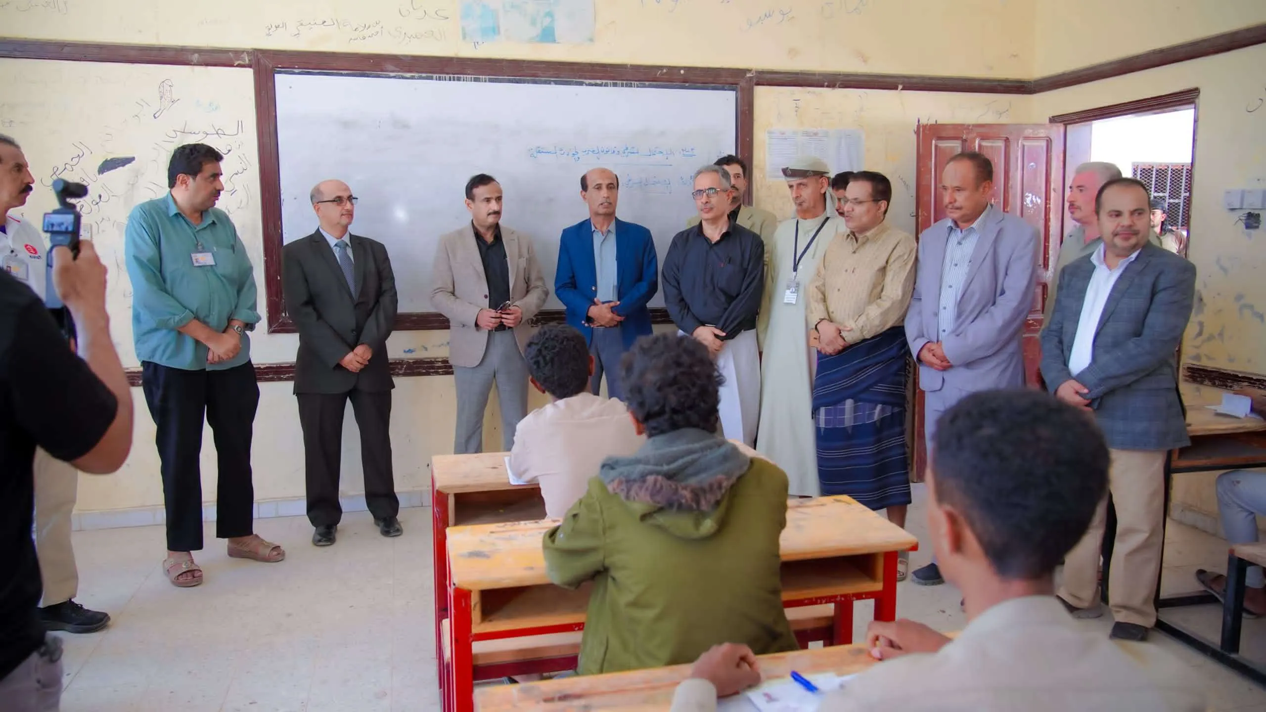 المحافظ بن الوزير يدشن اختبارات الثانوية العامة ويوجه بمنح دراسية مجانية للأوائل