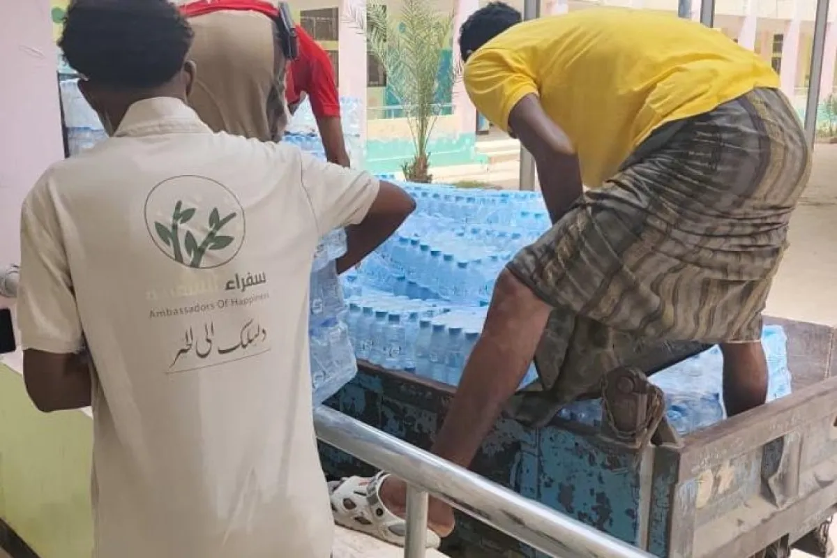 مؤسسة سفراء السعادة تنفذ حملة توزيع المياه الباردة على المراكز الامتحانية بمدينة المكلا