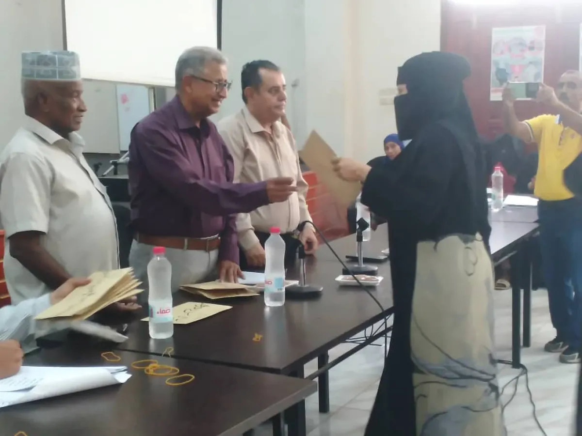 صندوق النظافة بعدن يكرم 263 عاملاً وعاملة وموظفا 