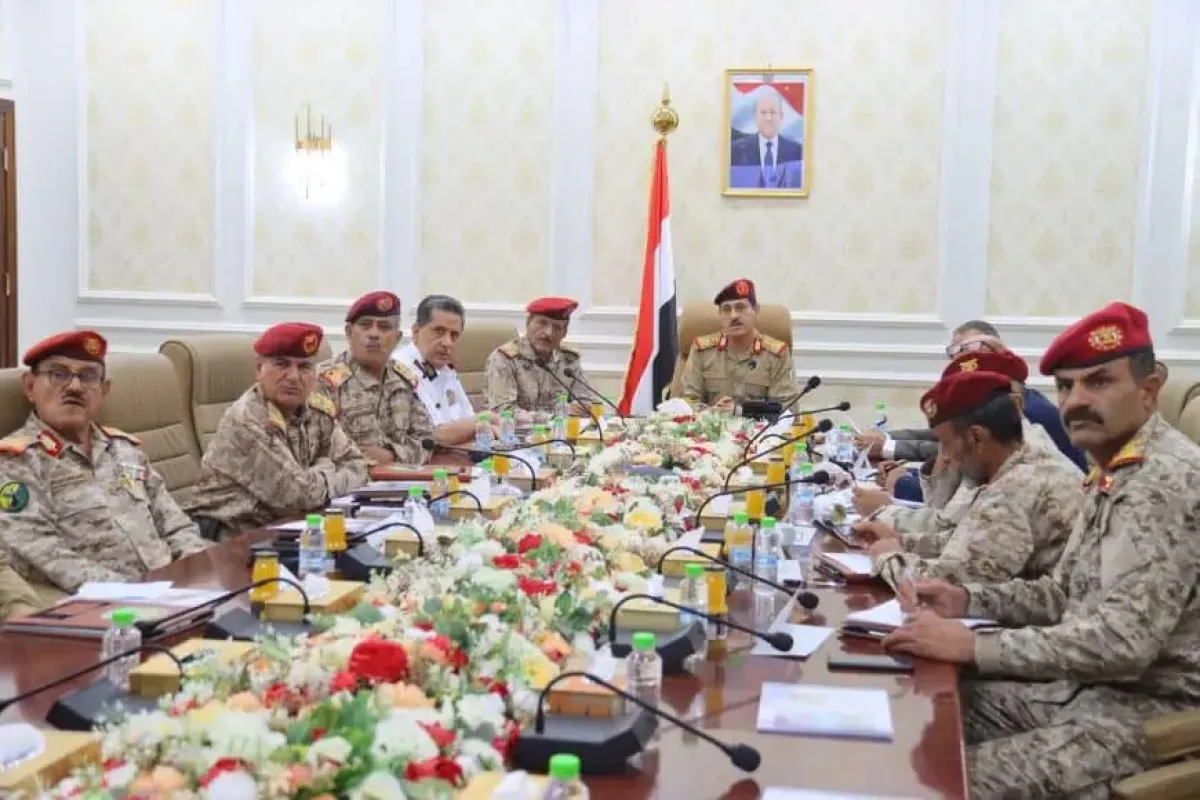 وزير الدفاع اليمني يؤكد على الالتزام بالمعايير الصارمة في القبول والتسجيل والتدريس بالأكاديمية العسكرية العليا