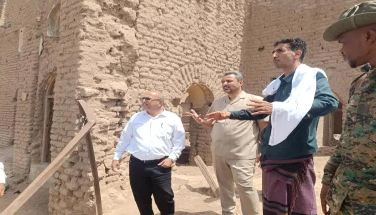 محافظ لحج يتفقد مدرسة "المحسنية" التاريخية بالحوطة ويؤكد على ضرورة إعادة تأهيلها والحفاظ على رمزيتها التعليمية