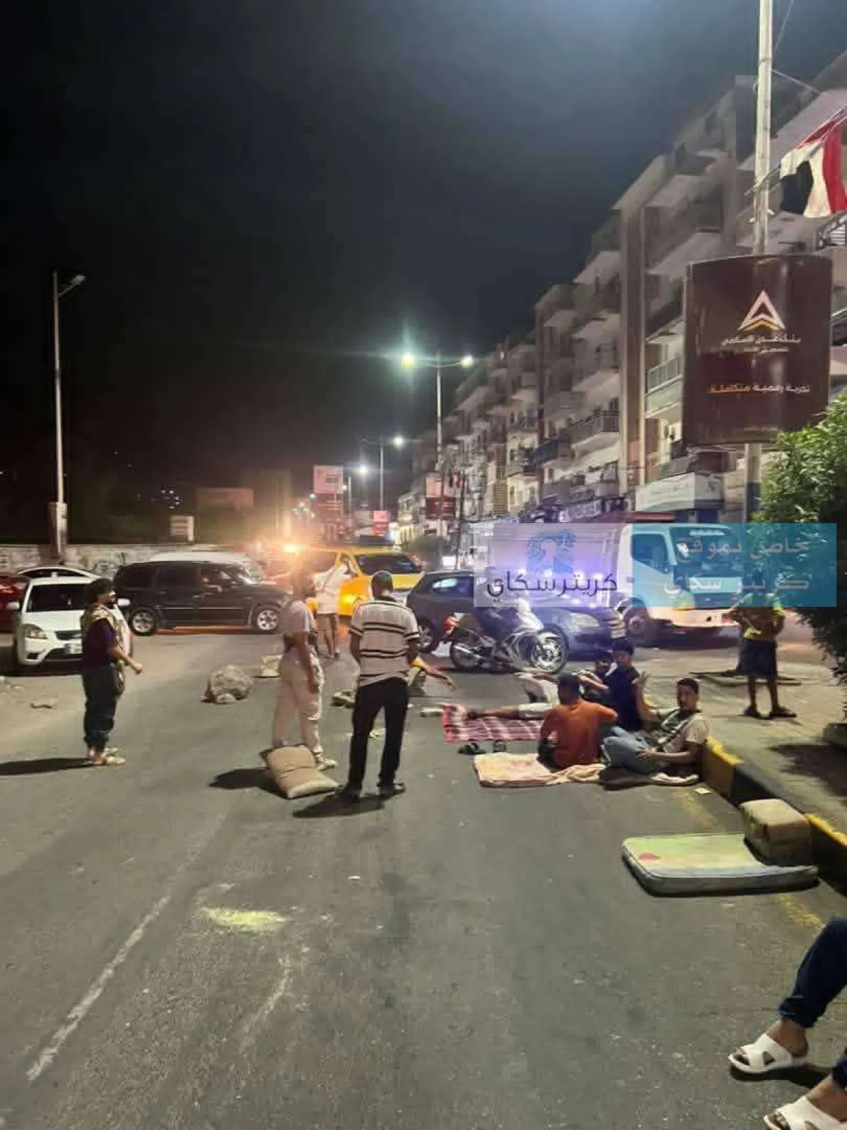 عاجل/مواطنون يفترشون الشوارع في كريتر احتجاجًا على تردي الكهرباء
