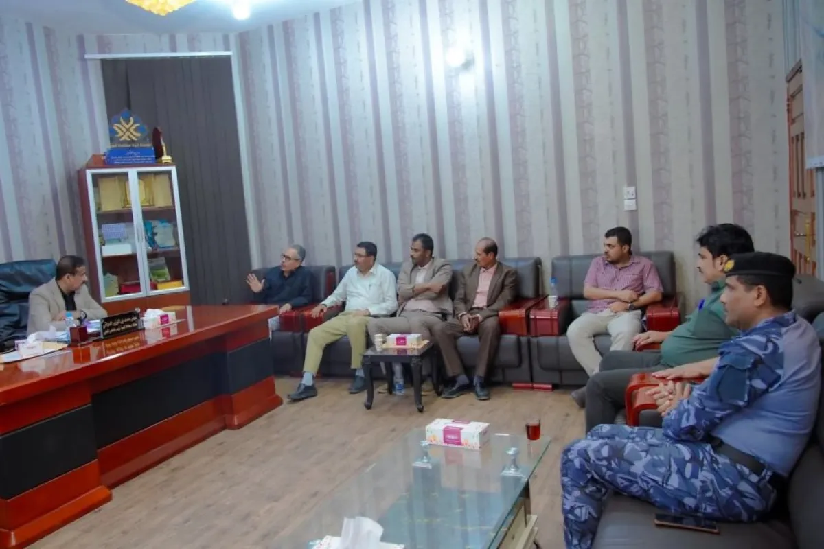 المحافظ بن الوزير يترأس اجتماع اللجنة المختصة للخدمات، ويوجه بالبدء بالتجهيزات الخدمية للمنطقة الصناعية غرب عتق