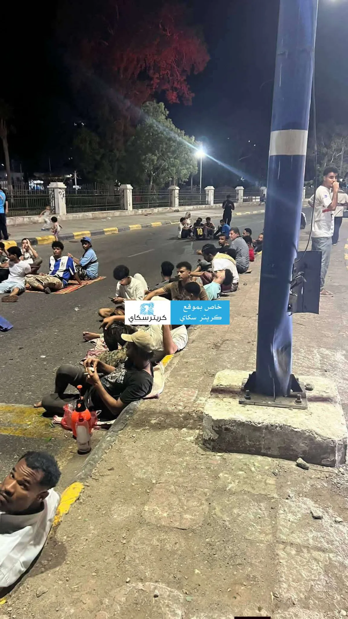 صور من التواهي.. محتجون يفترشون الأرض احتجاجًا على الكهرباء
