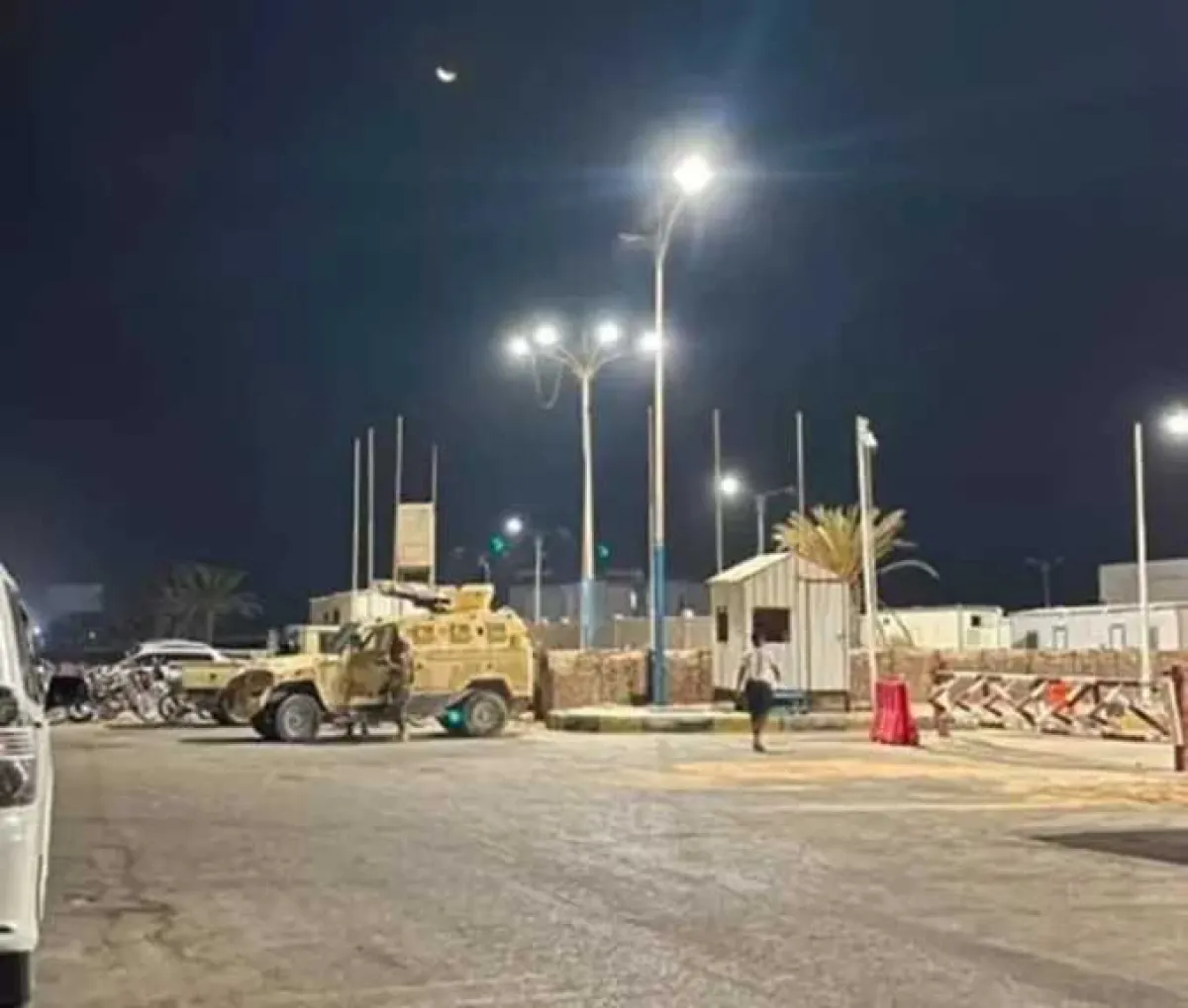 إنتشار عسكري وأمني في محيط مطار الريان الدولي وتحليق مكثف للطيران المسير... ماذا يحدث؟