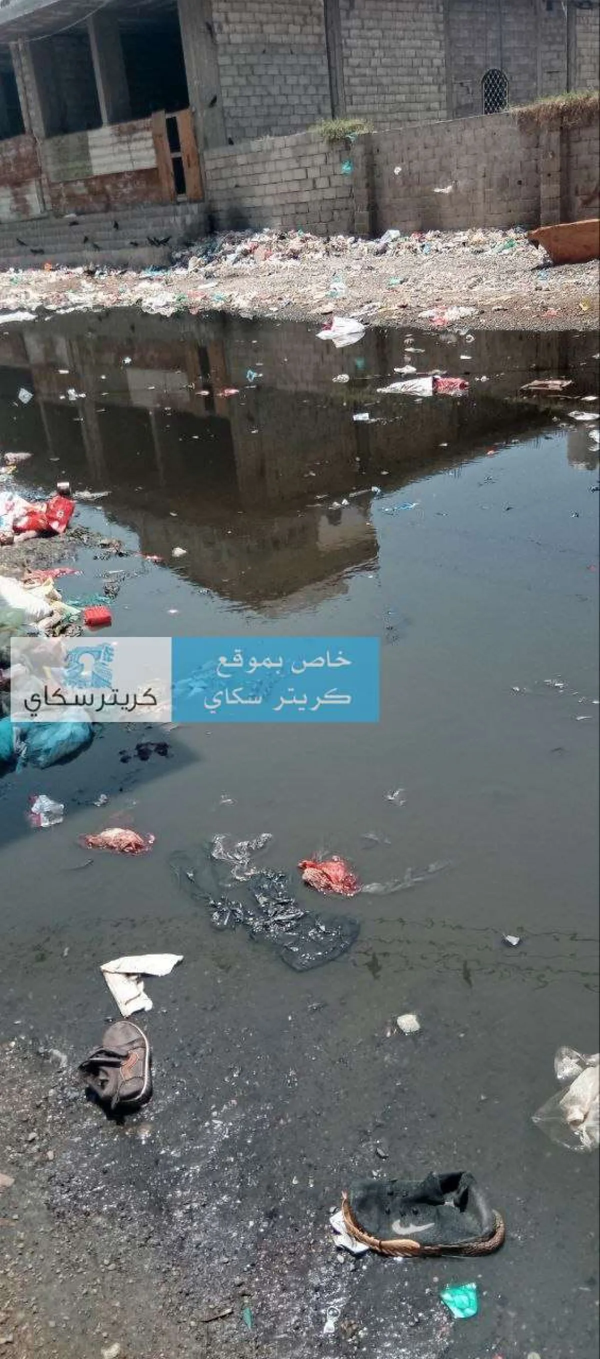 بحيرة من المجاري تغرق شارع بعدن
