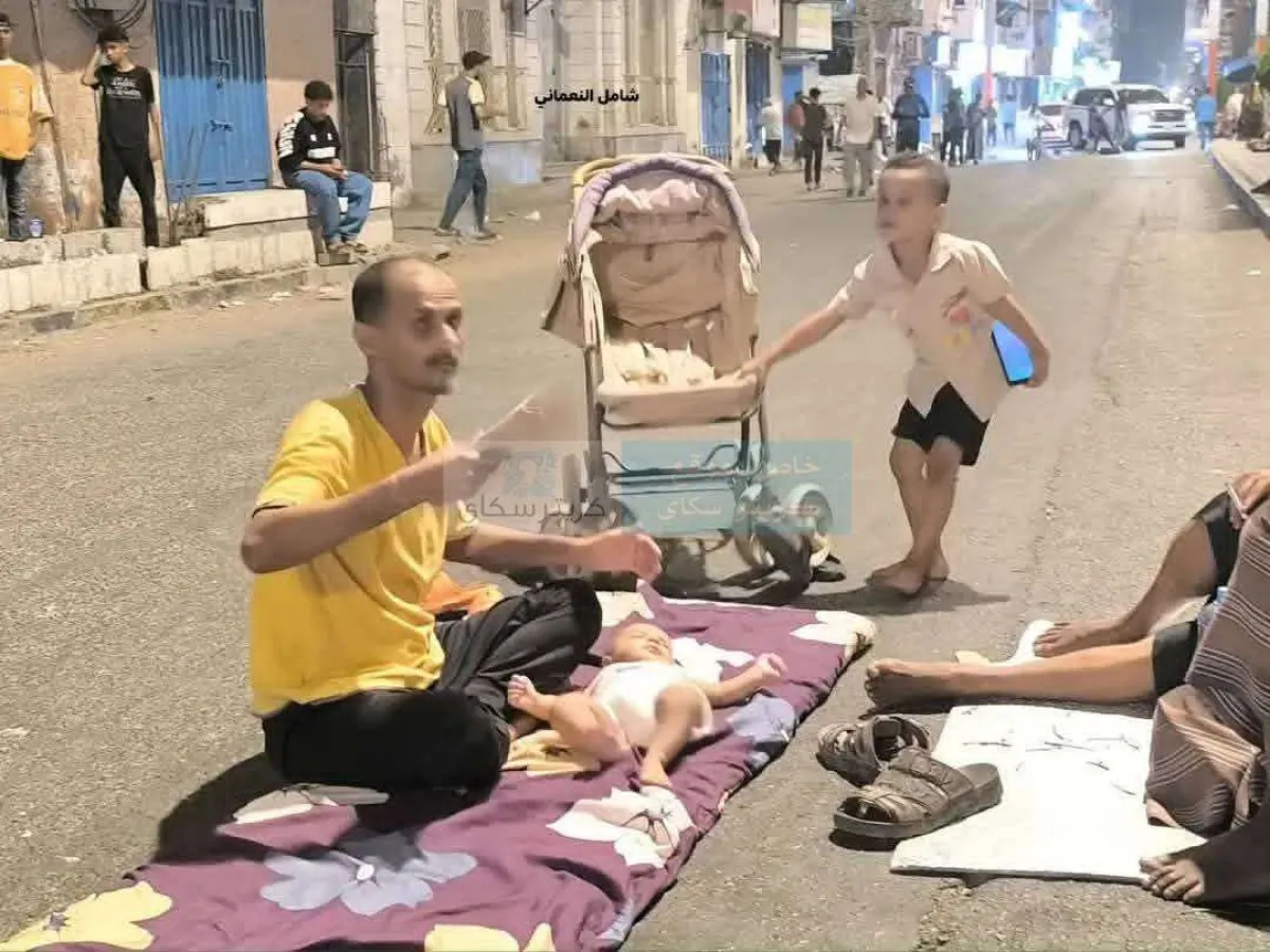 صورة تختصر الأزمة.. أب يفترش مع طفله الرضيع الأرض في عدن