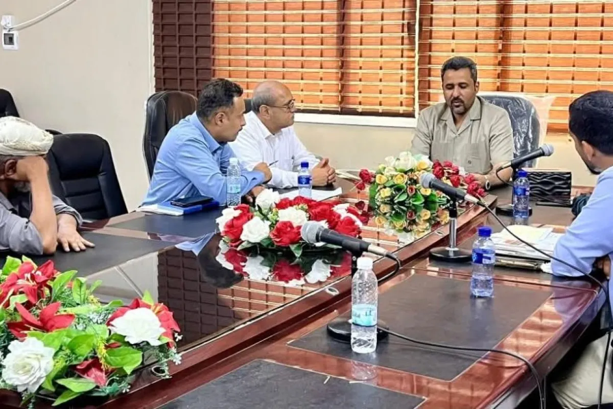 محافظ لحج يناقش مع مدراء عموم الحوطة وتبن وصندوق النظافة مستوى خدمات النظافة وتقييم الأداء الميداني ... 
