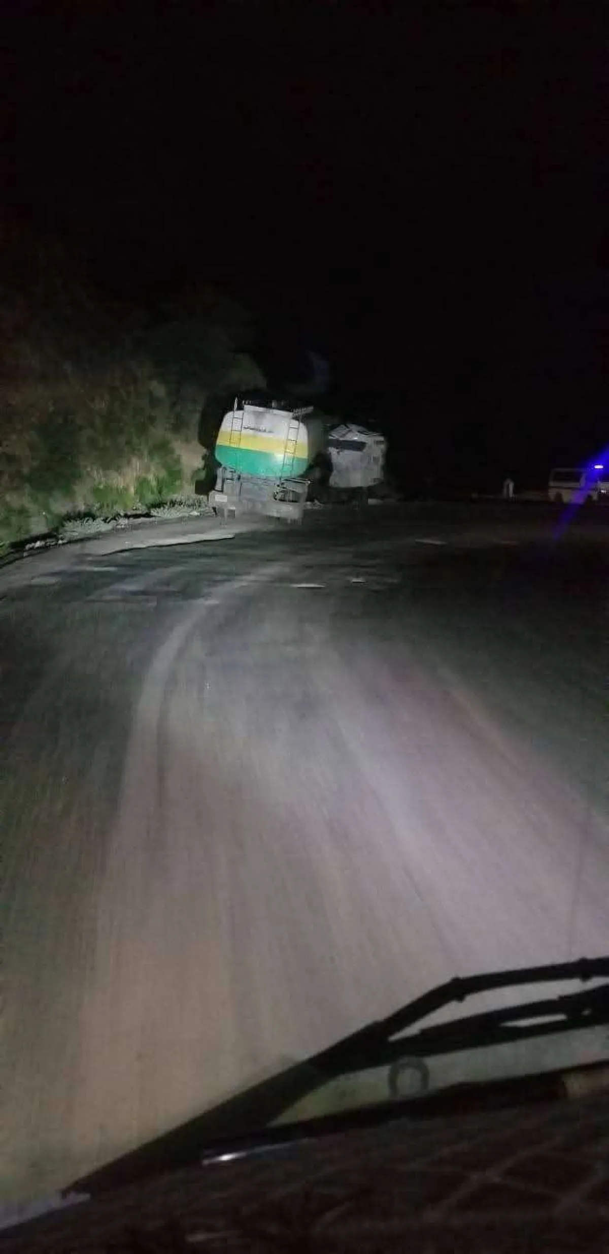 إصابة سائق شاحنة نقل ثقيل بحادث مروري في نقيل بني سلامة بذمار