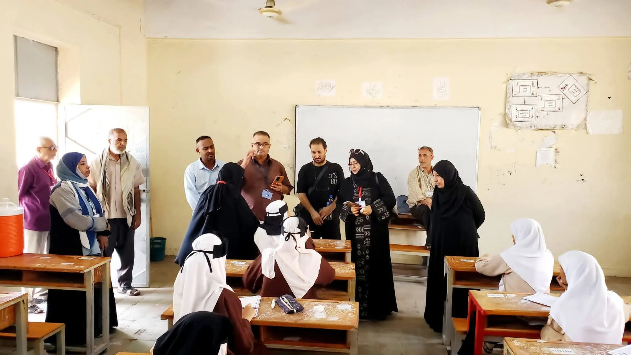 تحت رعاية محافظ العاصمة عدن.. مدير عام مديرية التواهي يدشن امتحانات الثانوية العامة بمديرية التواهي 