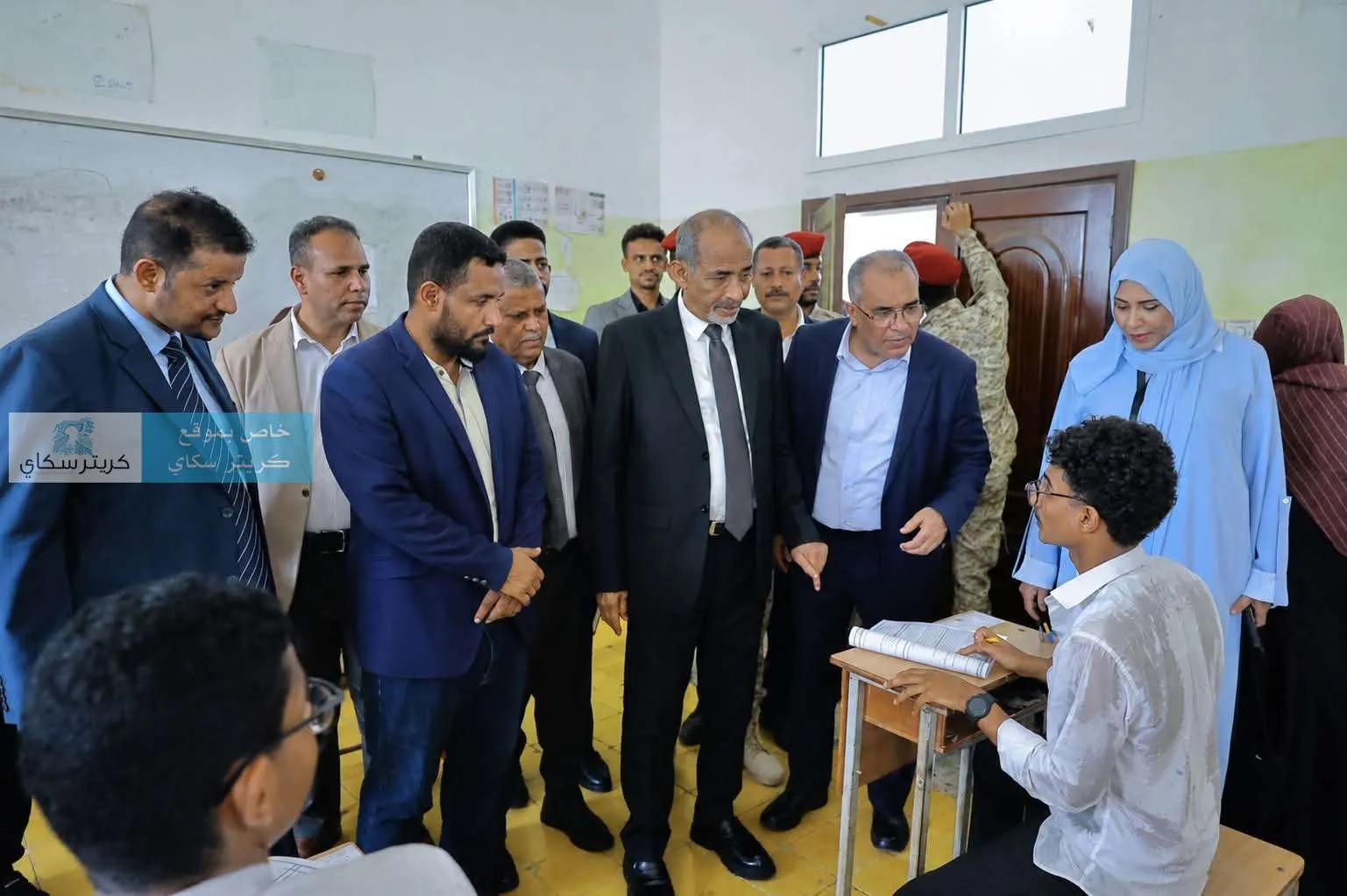 صورة صادمة لطالب امام الفريق محمود الصبيحي تهز عدن