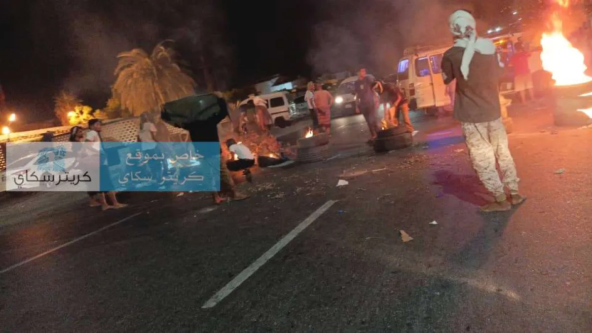 عاجل:اشعال الحريق وقطع طريق رئيسي بعدن
