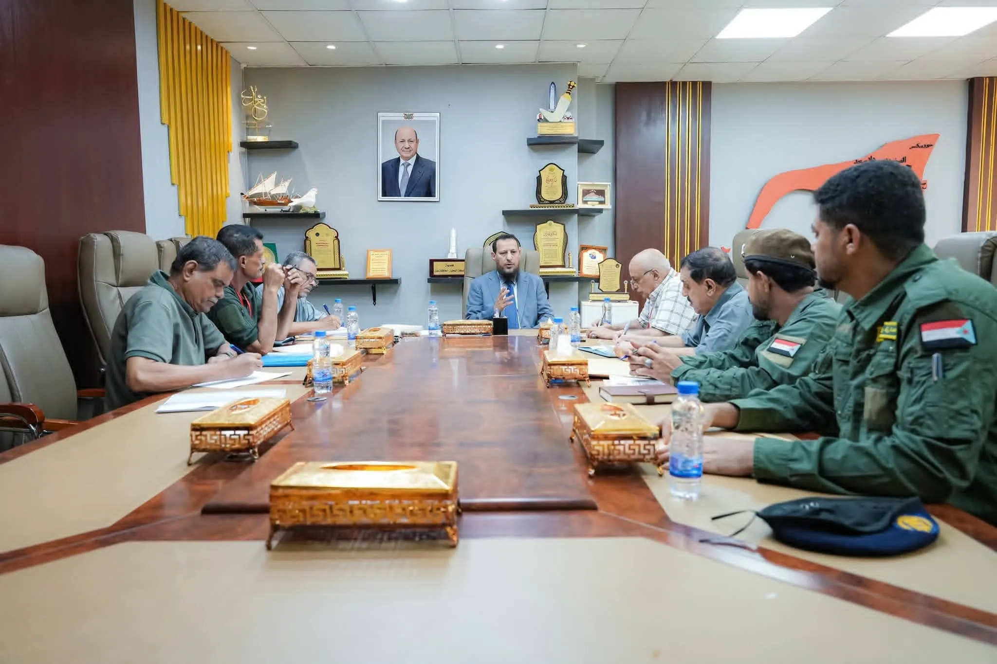 محافظ العاصمة عدن يناقش مع رئيس مصلحة السجون ومدير الأمن أوضاع النزلاء وتعزيز التنسيق مع النيابة والقضاء