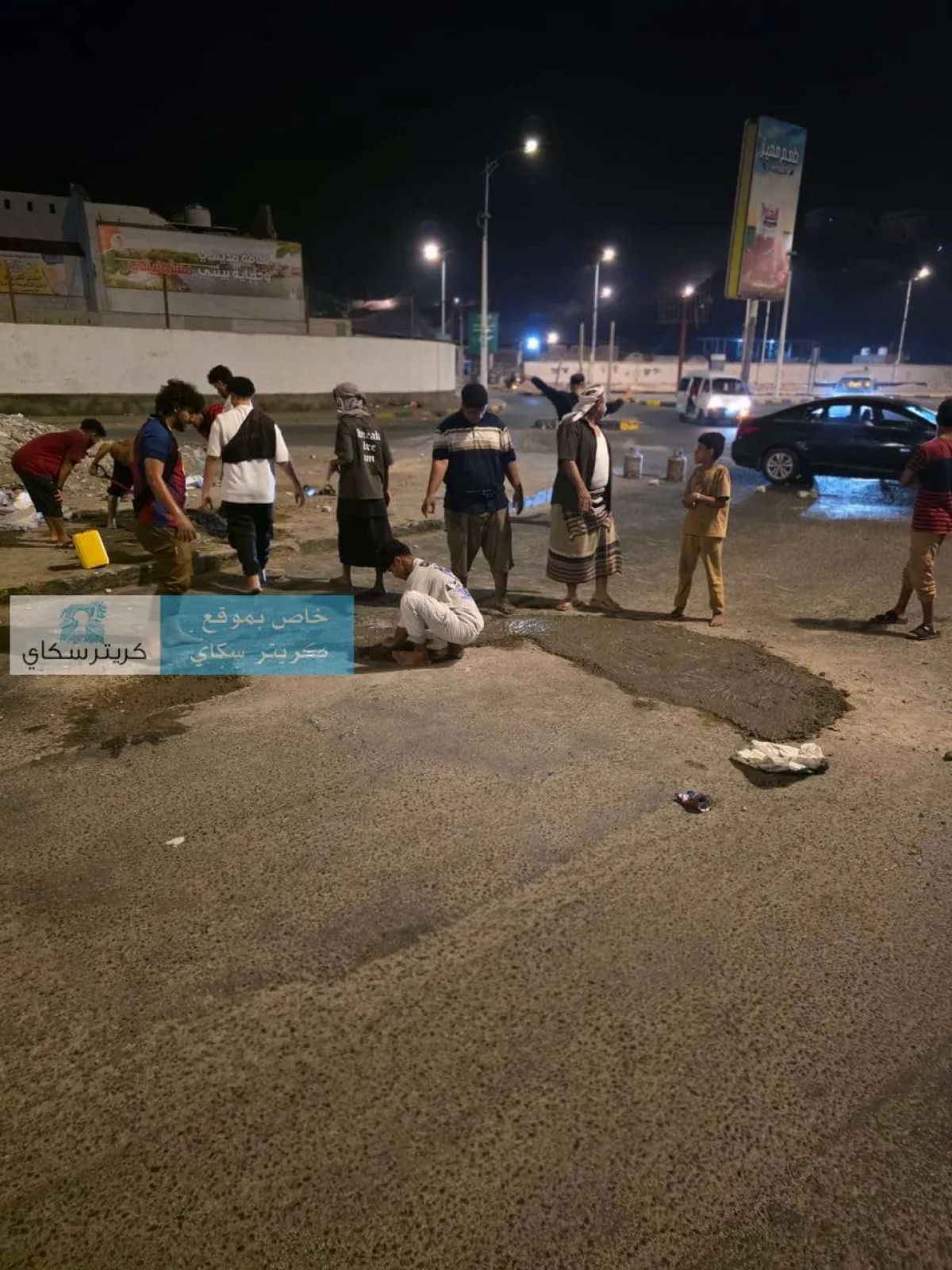 شباب حي باور هاوس يبادرون لإصلاح حفر مدخل التواهي على نفقتهم الخاصة