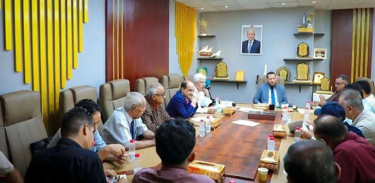 المحافظ شيخ يناقش آليات وإجراءات تطوير عمل مكتب السياحة بالعاصمة عدن