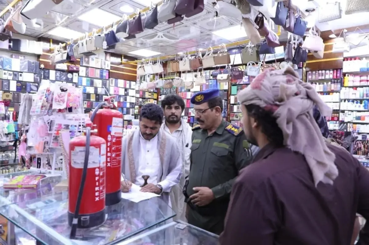 حملة مشتركة في مأرب تُمهل المنشآت التجارية أسبوعين لاستيفاء اشتراطات الأمن والسلامة