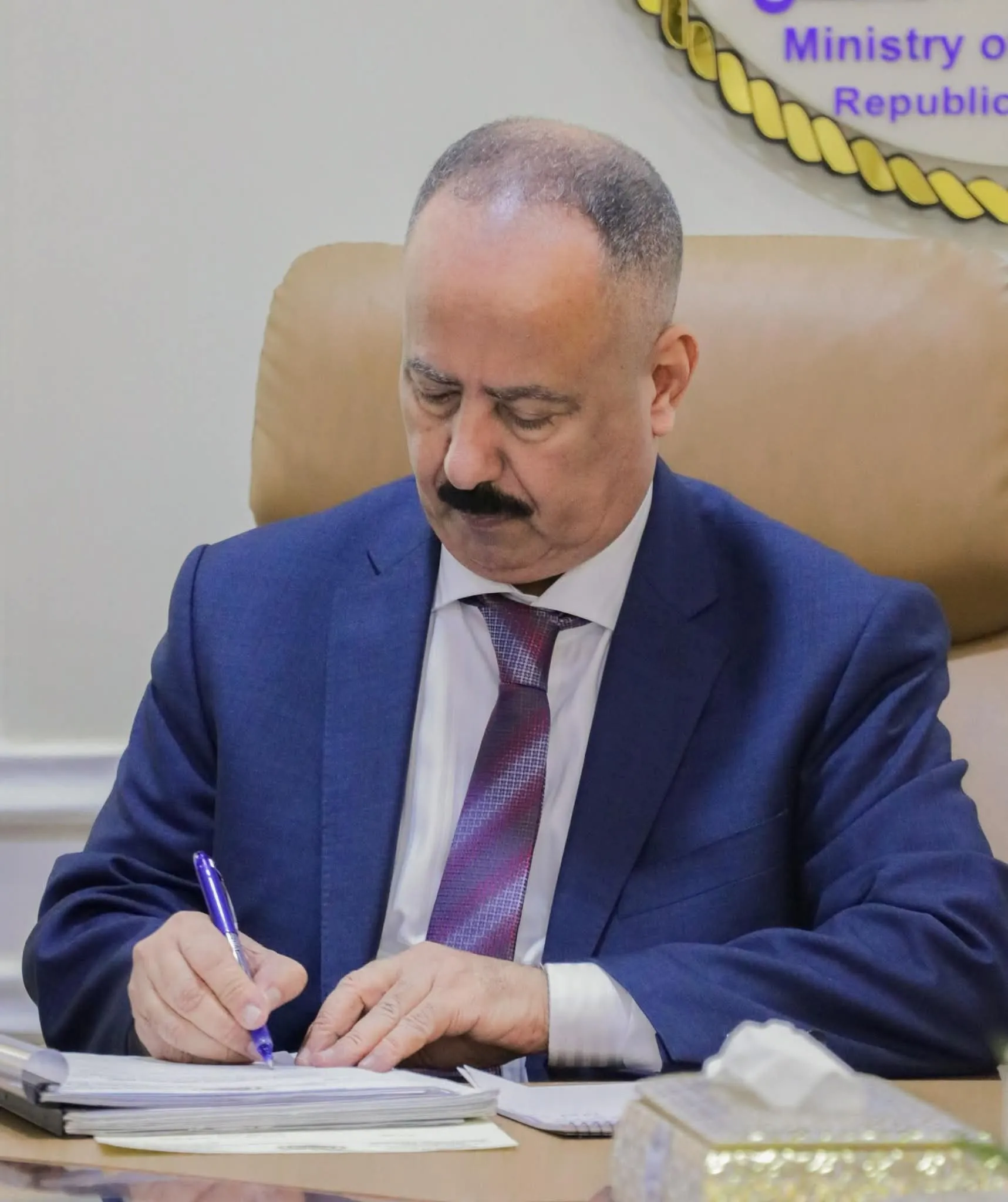 وزير النقل يكلف قائماً بأعمال مدير عام مطار عدن الدولي وقائماً بأعمال نائب المدير