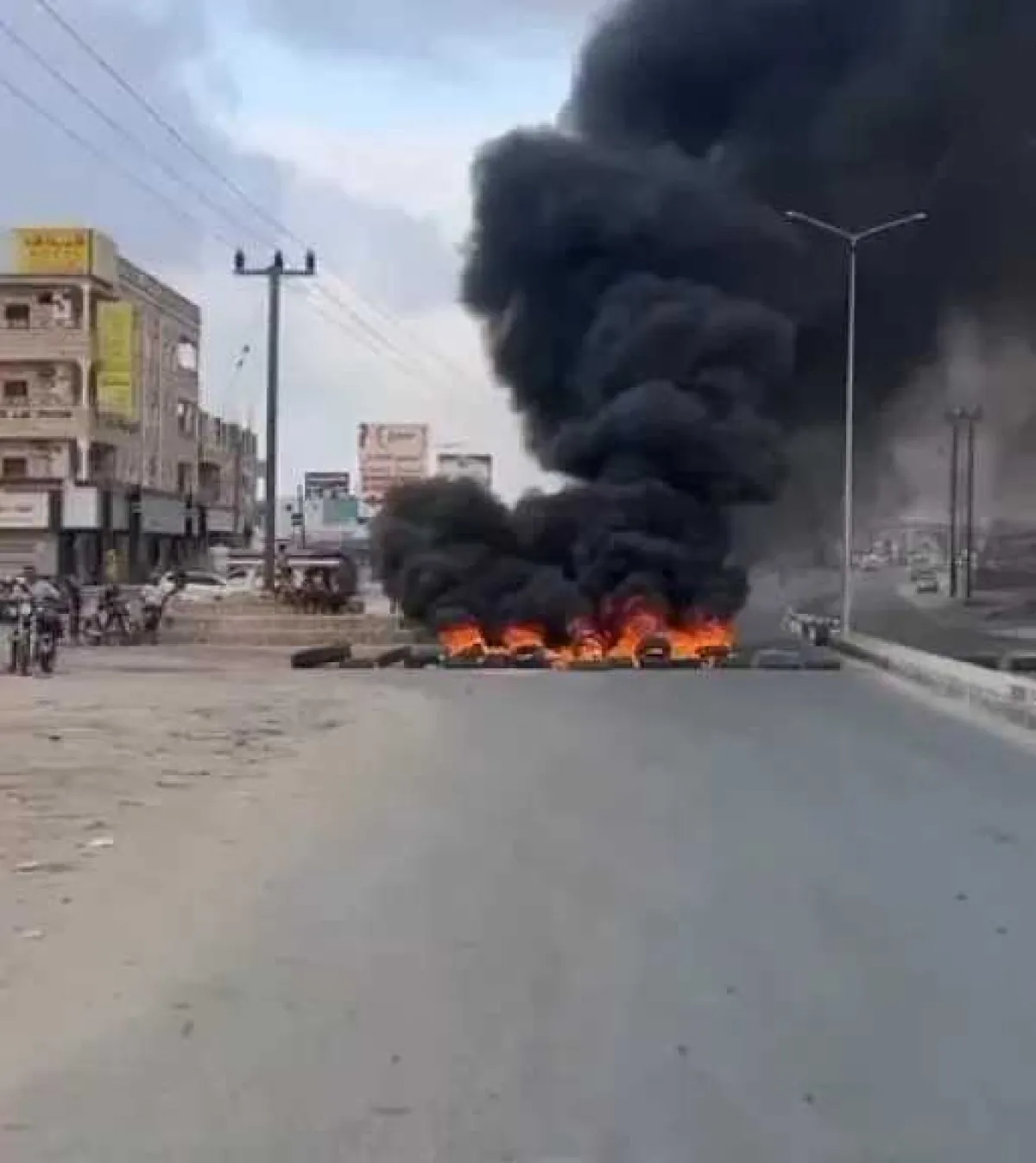 اندلاع احتجاجات شعبية غاضبة وقطع الطرقات الرئيسية وإشعال النيران في حضرموت (فيديو)