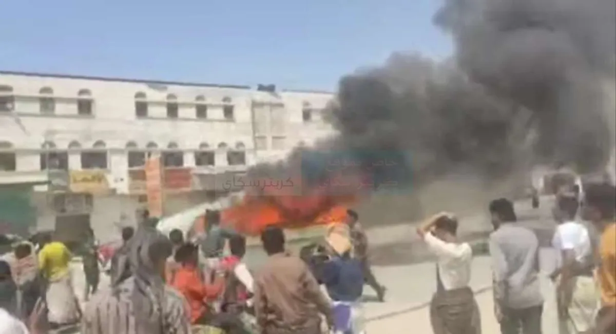 عاجل/ حريق مفاجئ يلتهم باصًا في قلب سوق عزان بشبوة