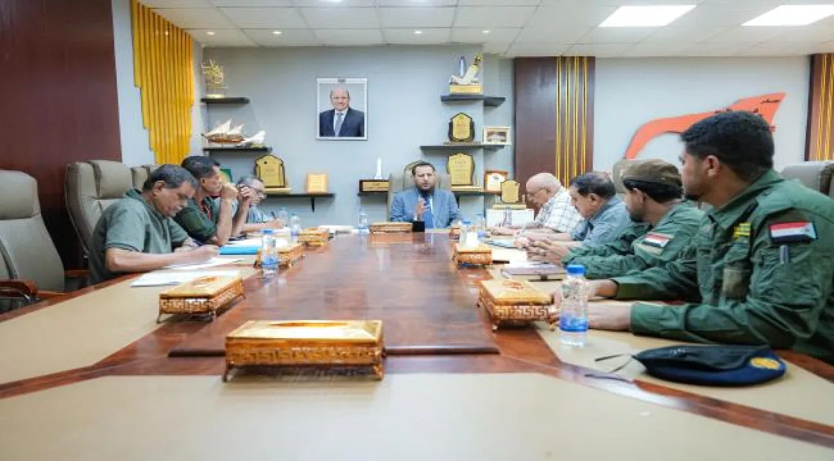 محافظ العاصمة عدن يناقش مع رئيس مصلحة السجون ومدير الأمن أوضاع النزلاء وتعزيز التنسيق مع النيابة والقضاء