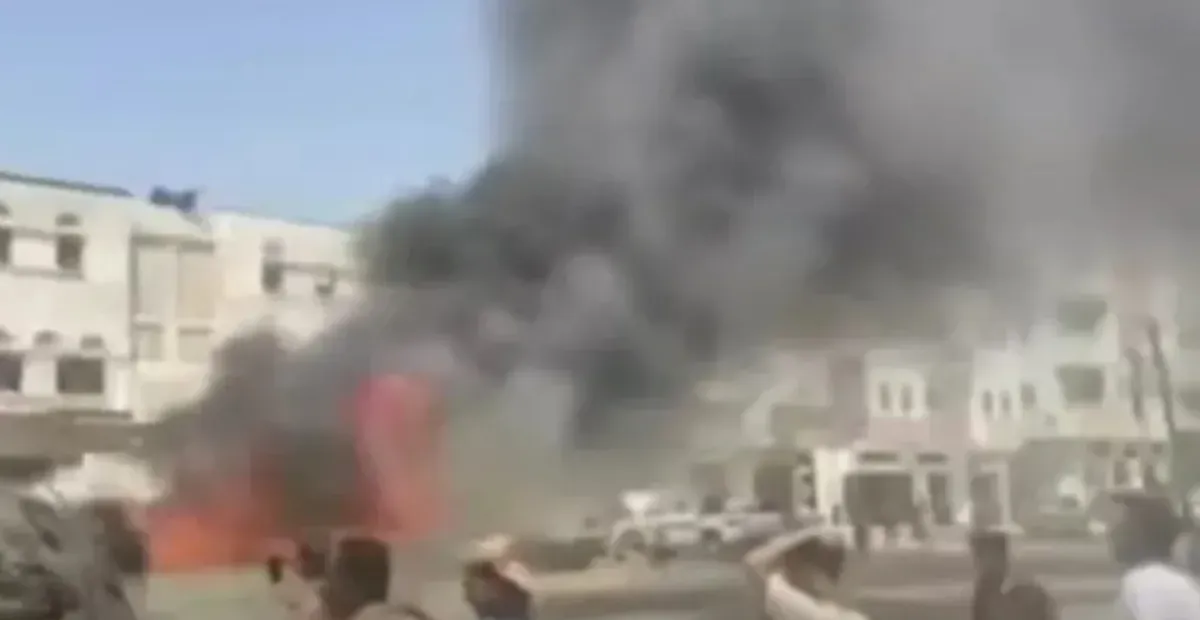 حريق مفاجئ يلتهم حافلة في سوق عزان بشبوة