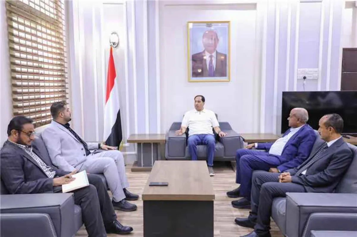 البكري يبحث مع شركة بحار الشرق إمكانية عرض مباريات كأس العالم عبر شاشات عملاقة في عدن