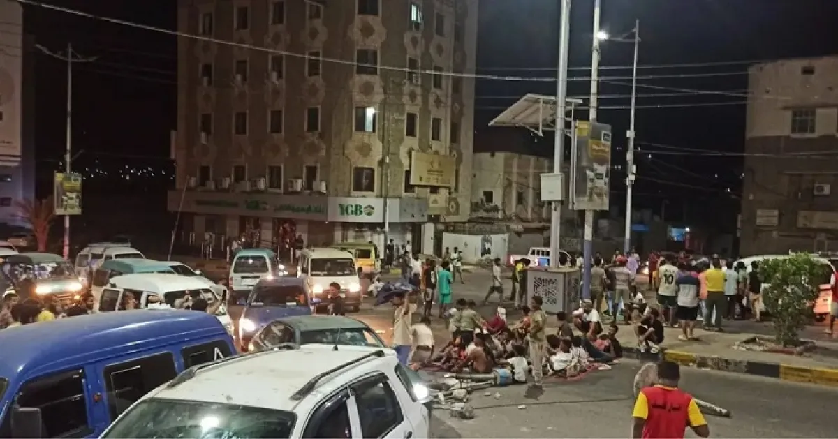 عدن..مواطنون يفترشون الشوارع وسط احتجاجات ليلية غاضبة تنديداً بتردي خدمة الكهرباء