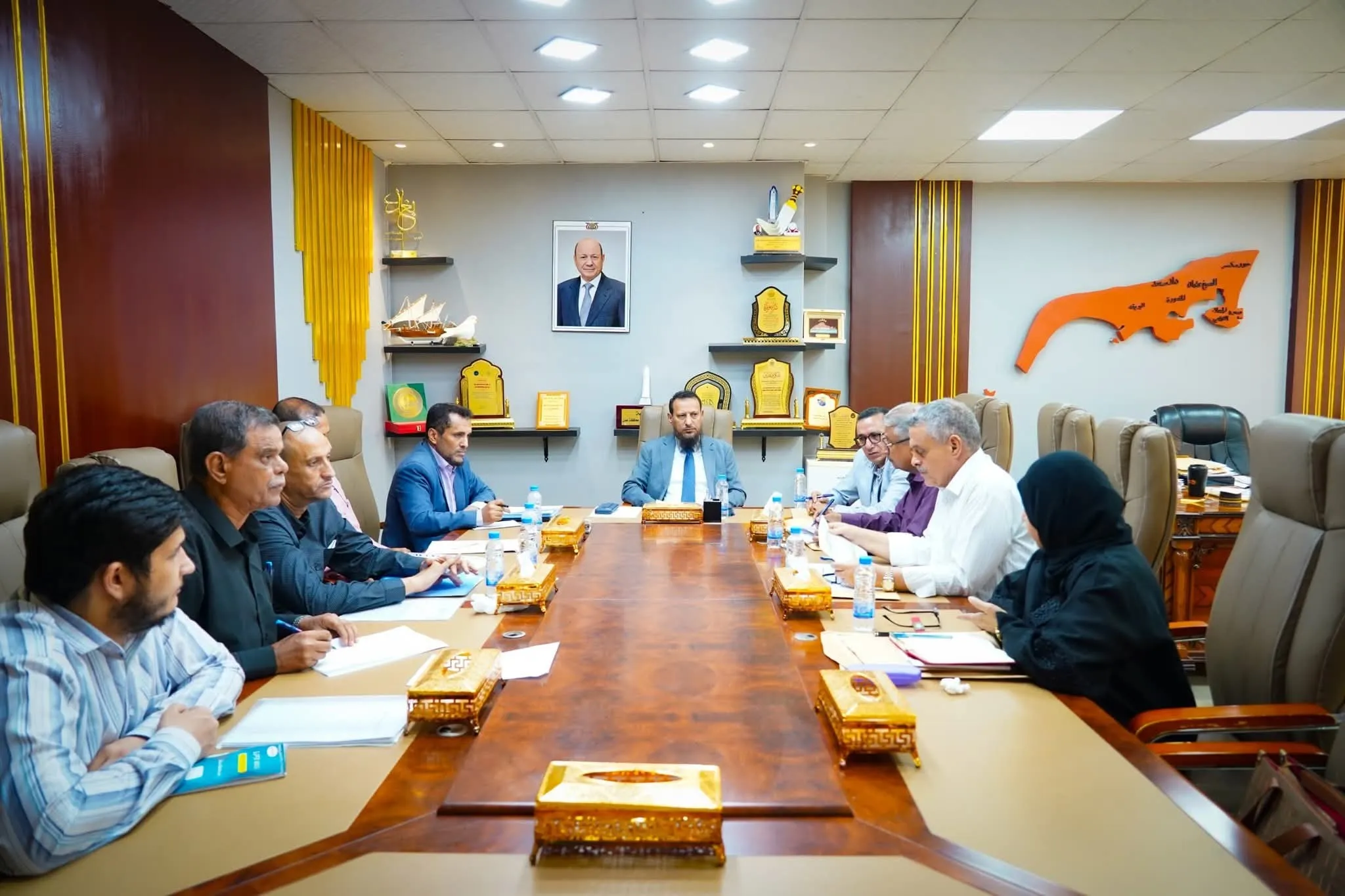 المحافظ شيخ يناقش عدداً من المشاريع في قطاعات المياه والنظافة والتحسين والطرقات ويؤكد أولوية الجودة وتطبيق قانون المناقصات